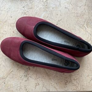 Ayla Low Burgundy Slip On CloudSteppers by Clarks Soft Cushion Size 10M